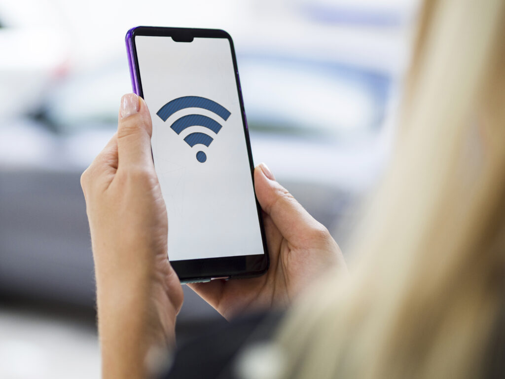 Wifi haut débit en location saisonnière : Un service indispensable pour attirer les voyageurs 4 Icône représentant un signal Wi-Fi avec des ondes rayonnant vers le haut.